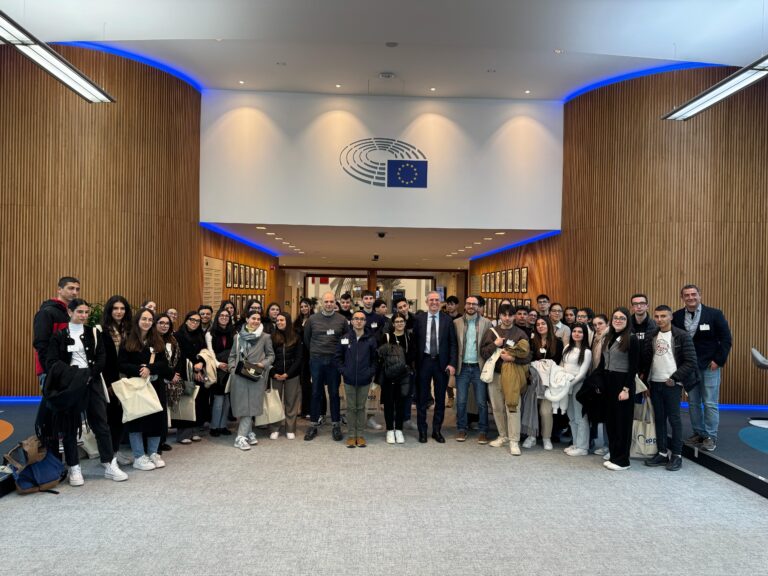 marco-falcone-incontra-i-giovani-ppe